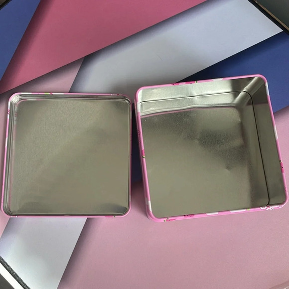 Glow Recipe x Barbie metal box and lid - Picture 2 of 4